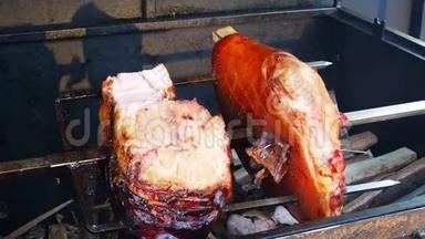 美味的猪肉火腿在火上烤着。 布拉格街头美食